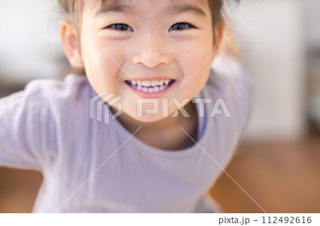 元気な女の子 112492616