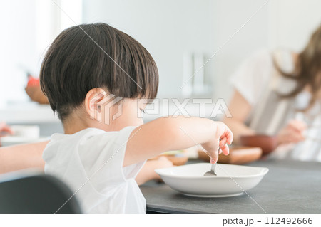 離乳食・ご飯を食べる赤ちゃん・幼児・園児（育児・子育て） 112492666