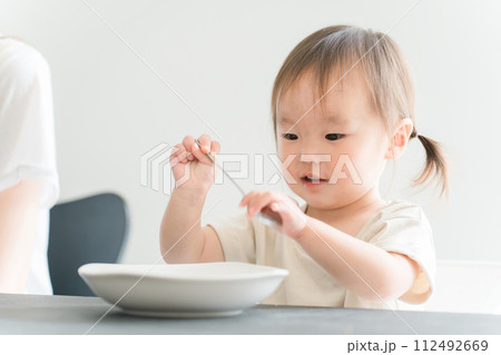 離乳食・ご飯を食べる赤ちゃん・幼児・園児(育児・子育て) 離乳食・ご飯を食べる赤ちゃん・幼児・園児(育児・子育て) 112492669