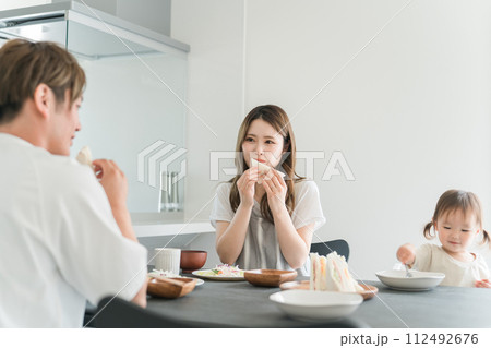 家族でサンドイッチを食べる（赤ちゃんと夫婦） 112492676