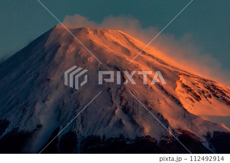 【静岡県_富士市_富士山】雪煙が舞上げる紅富士 2月 112492914