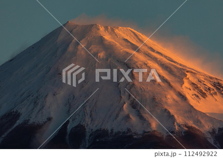 【静岡県_富士市_富士山】雪煙が舞上げる紅富士 2月 【静岡県_富士市_富士山】雪煙が舞上げる紅富士 2月 112492922