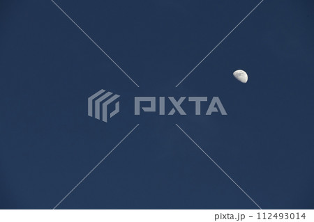 月齢8.2、夕空に輝く如月の月 112493014