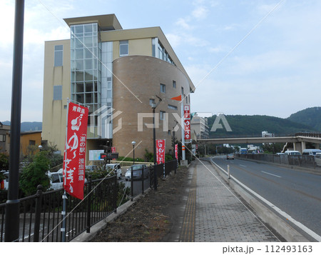 青森県青森市・道の駅浅虫温泉「ゆ〜さ浅虫」の建物外観と国道4号線の風景 112493163