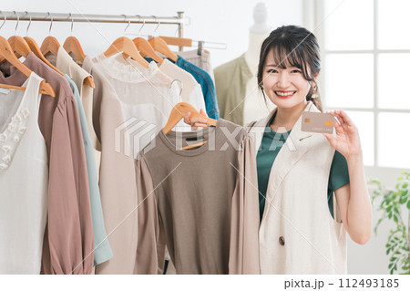 クレジットカードを使う女性（買い物・ショッピング・電子決済） 112493185
