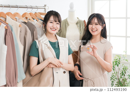 クレジットカードを使う女性(買い物・ショッピング・電子決済) クレジットカードを使う女性(買い物・ショッピング・電子決済) 112493190