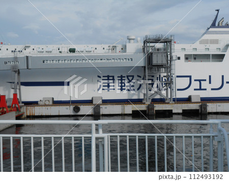 函館港を出港する津軽海峡フェリー 112493192