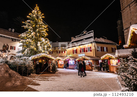 ドイツ　クリスマスシーズンのベルヒテスガーデンの街並み 112493210