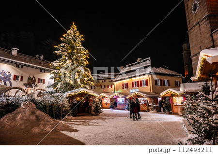 ドイツ クリスマスシーズンのベルヒテスガーデンの街並み ドイツ クリスマスシーズンのベルヒテスガーデンの街並み 112493211