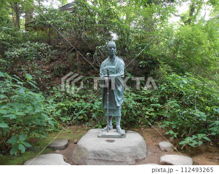 岩手県平泉町 中尊寺の境内にある松尾芭蕉像 記念碑 新緑の風景 112493265
