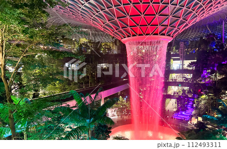 シンガポールの空港・赤色ライトアップのジュエルチャンギ シンガポールの空港・赤色ライトアップのジュエルチャンギ 112493311