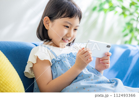 スマホで動画を見る女の子 スマホで動画を見る女の子 112493366