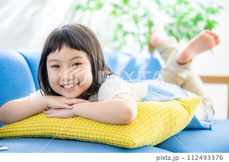 リビングでくつろぐ女の子 リビングでくつろぐ女の子 112493376