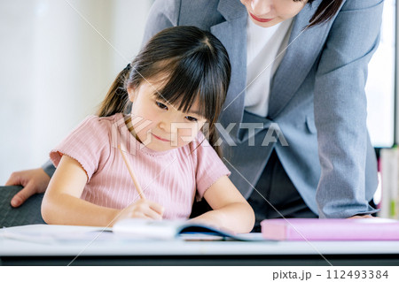 塾で勉強をする小学生の女の子 112493384
