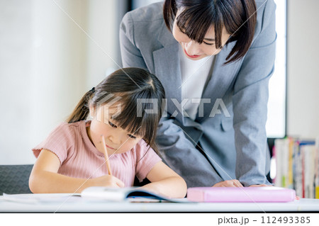 塾で勉強をする小学生の女の子 112493385