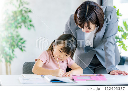 塾で勉強をする小学生の女の子 塾で勉強をする小学生の女の子 112493387