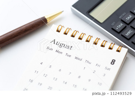 電卓と8月のカレンダー 112493529