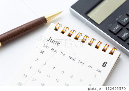 電卓と6月のカレンダー 電卓と6月のカレンダー 112493570