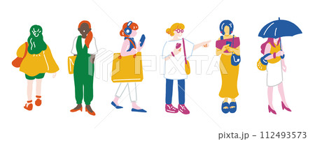 街の人々（カラー）　夏、若い女性 112493573