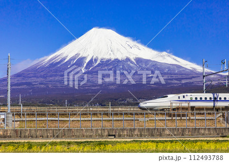 【静岡県_富士市_新幹線】青空の中の富士山と東海道新幹線 112493788