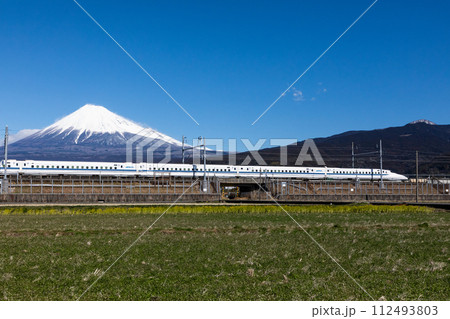 【静岡県_富士市_新幹線】青空の中の富士山と東海道新幹線 112493803