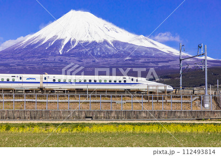 【静岡県_富士市_新幹線】青空の中の富士山と東海道新幹線 【静岡県_富士市_新幹線】青空の中の富士山と東海道新幹線 112493814