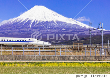 【静岡県_富士市_新幹線】青空の中の富士山と東海道新幹線 【静岡県_富士市_新幹線】青空の中の富士山と東海道新幹線 112493816