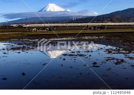 【静岡県_富士市_新幹線】青空の中の富士山と東海道新幹線 112493846