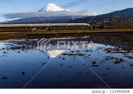 【静岡県_富士市_新幹線】青空の中の富士山と東海道新幹線 112493848
