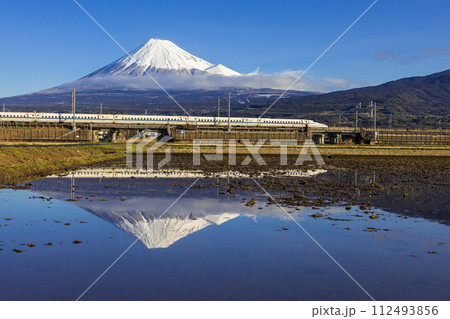 【静岡県_富士市_新幹線】青空の中の富士山と東海道新幹線 112493856