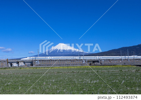 【静岡県_富士市_新幹線】青空の中の富士山と東海道新幹線 112493874
