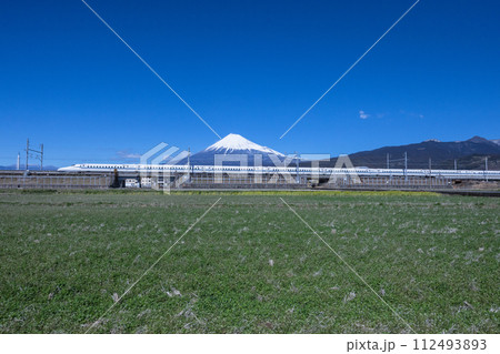 【静岡県_富士市_新幹線】青空の中の富士山と東海道新幹線 112493893