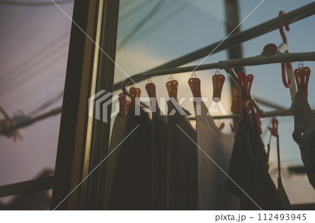 夕方まで外に干しっぱなしの洗濯物 夕方まで外に干しっぱなしの洗濯物 112493945