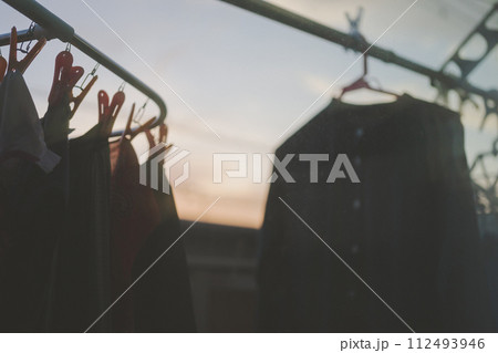 夕方まで外に干しっぱなしの洗濯物 夕方まで外に干しっぱなしの洗濯物 112493946