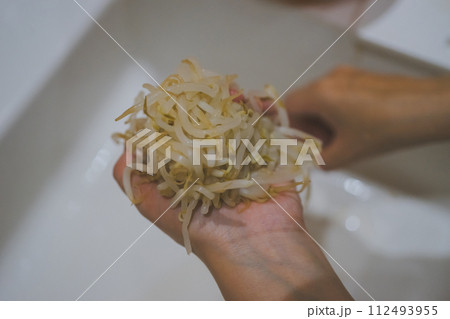 ゆでたもやしの水気を絞る 112493955