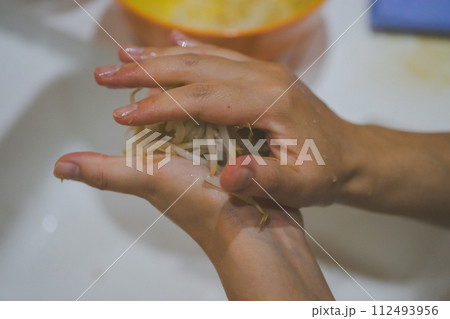 ゆでたもやしの水気を絞る 112493956