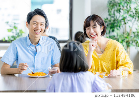 外食をする家族 112494186