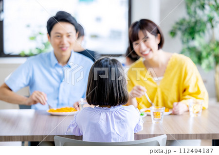 外食をする家族 外食をする家族 112494187
