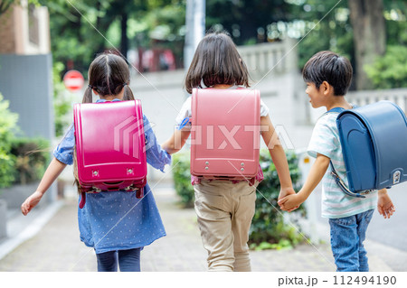 ランドセルを背負って通学する小学生 ランドセルを背負って通学する小学生 112494190