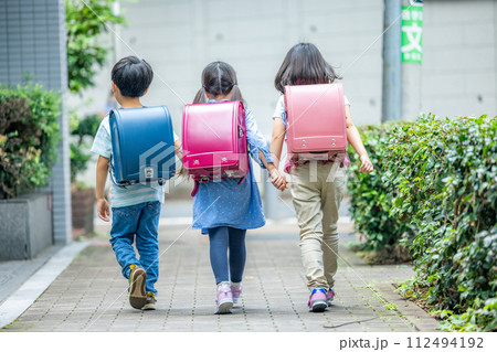 ランドセルを背負って通学する小学生 ランドセルを背負って通学する小学生 112494192