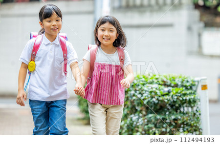 ランドセルを背負って通学する小学生 112494193