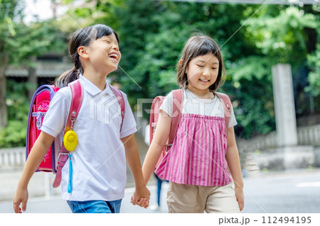 ランドセルを背負って通学する小学生 112494195