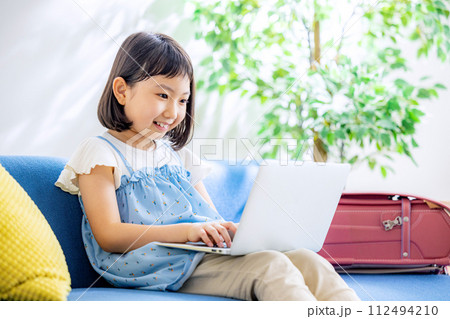 小学生　パソコン　家 112494210