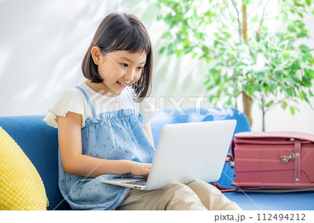小学生　パソコン　家 112494212