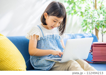 小学生　パソコン　家 112494213
