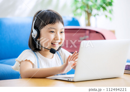 家でオンライン授業をする小学生 112494221