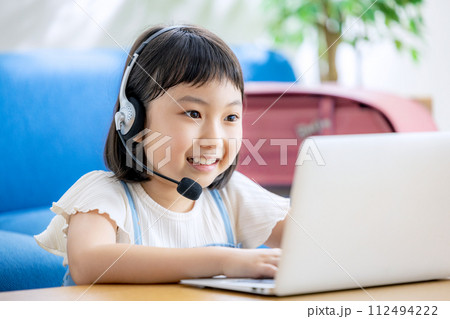 家でオンライン授業をする小学生 112494222