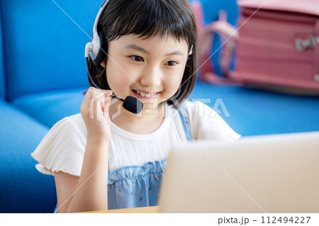 家でオンライン授業をする小学生 家でオンライン授業をする小学生 112494227