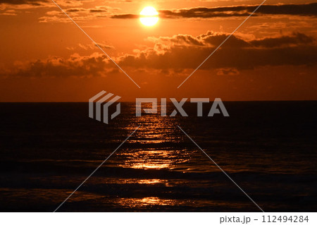 日本海の夕陽 日本海の夕陽 112494284