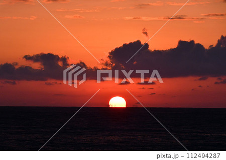 日本海の夕陽 112494287